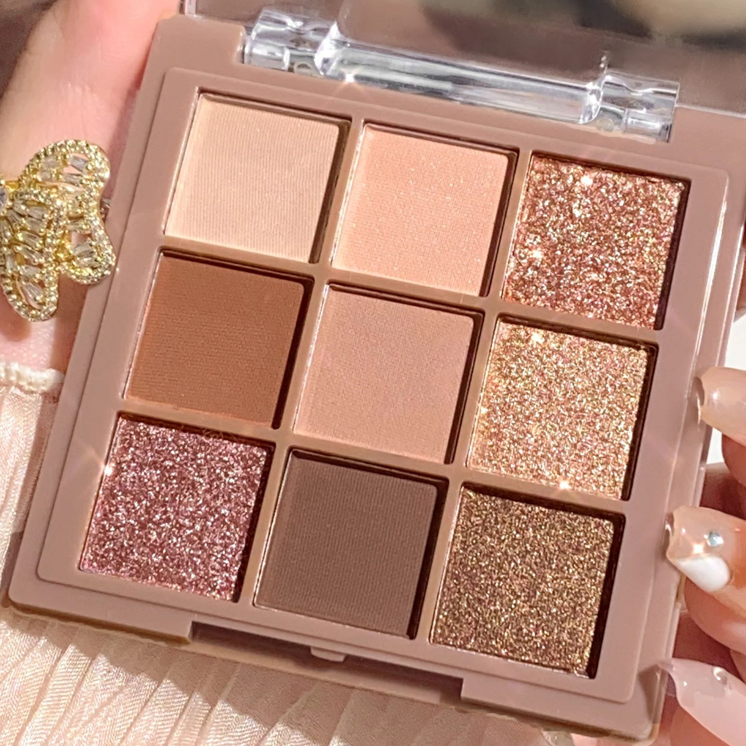 Luxurious 9-18 color eyeshadow - Beauty Huda Makeup review and price